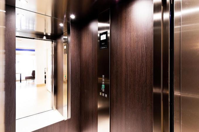 Hotel Le Theatre Suresnes Esterno foto