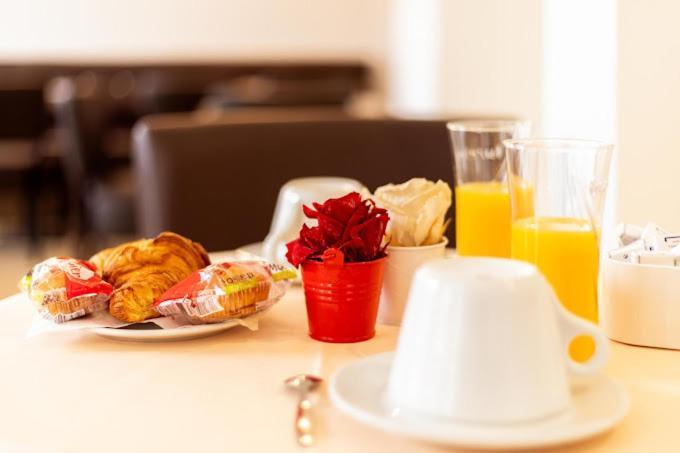 Hotel Le Theatre Suresnes Esterno foto